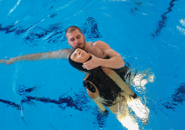 Vuosaaren uimahallissa harjoitellaan Ruth Lee - allaspelastusnukeilla